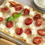 Flammkuchen mit Feta und Kirschtomaten