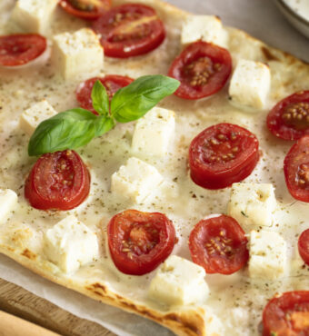 Flammkuchen mit Feta und Kirschtomaten
