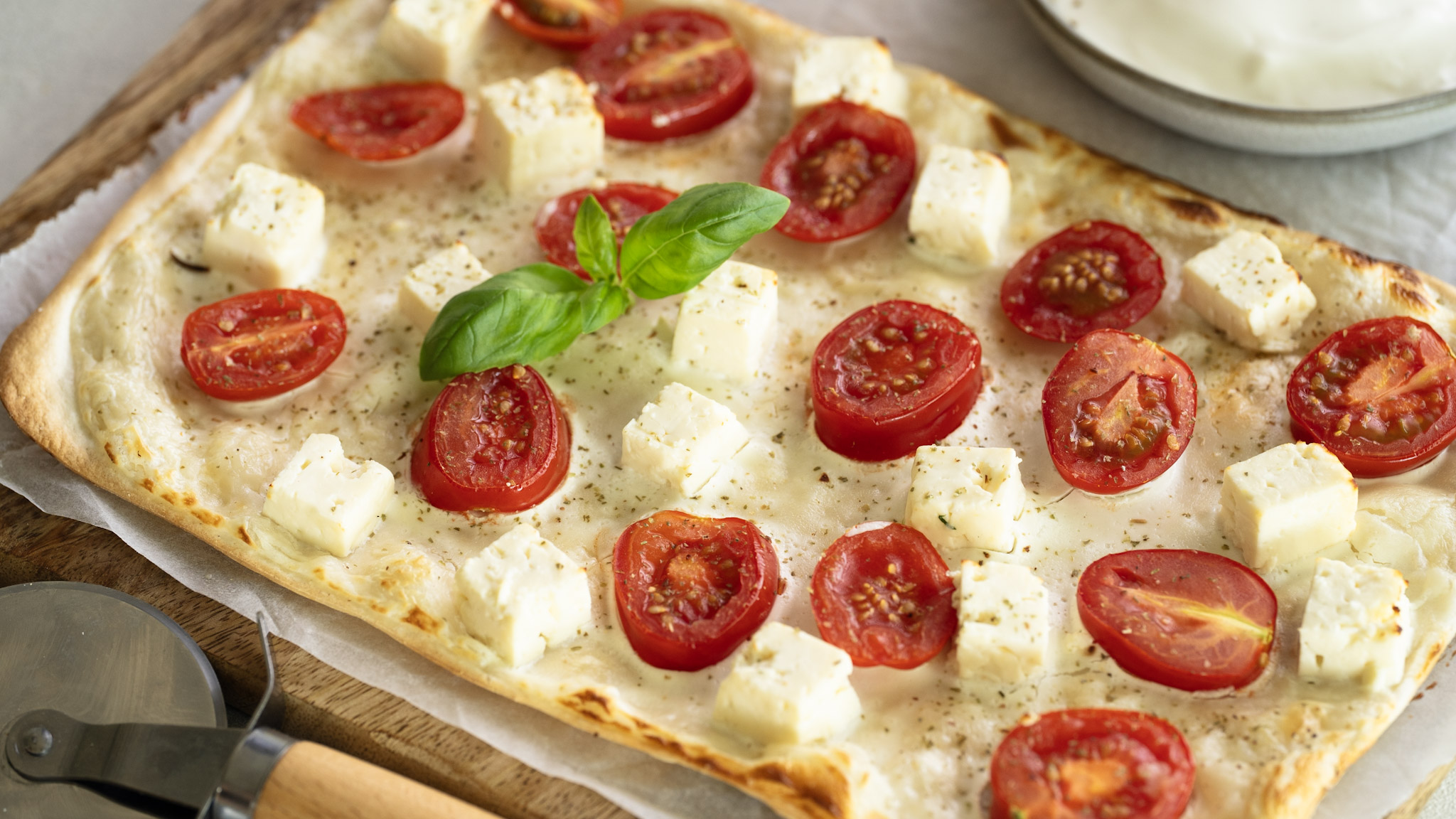 Flammkuchen mit Feta und Kirschtomaten