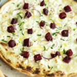 Flammkuchen mit roter Beete und Ziegenkäse