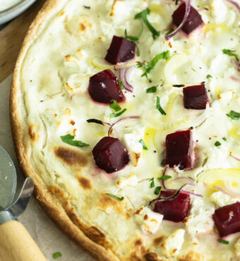 Flammkuchen mit roter Beete und Ziegenkäse