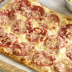 Flammkuchen mit Salami
