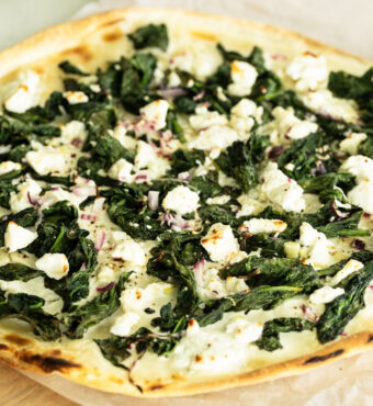 Flammkuchen mit Spinat und Feta