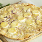 Flammkuchen mit Ziegenkäse und Honig