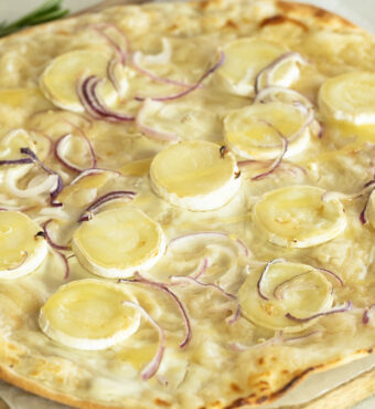 Flammkuchen mit Ziegenkäse und Honig