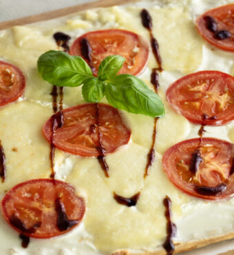 Flammkuchen Tomate-Mozzarella