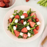 Grüner Spargelsalat mit Erdbeeren
