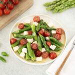 Grüner Spargelsalat mit Feta und Tomaten