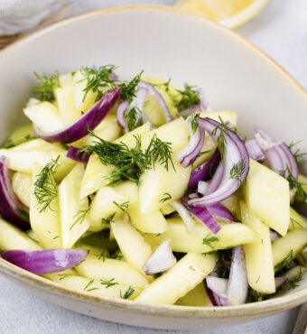 Gurkensalat mit roten Zwiebeln