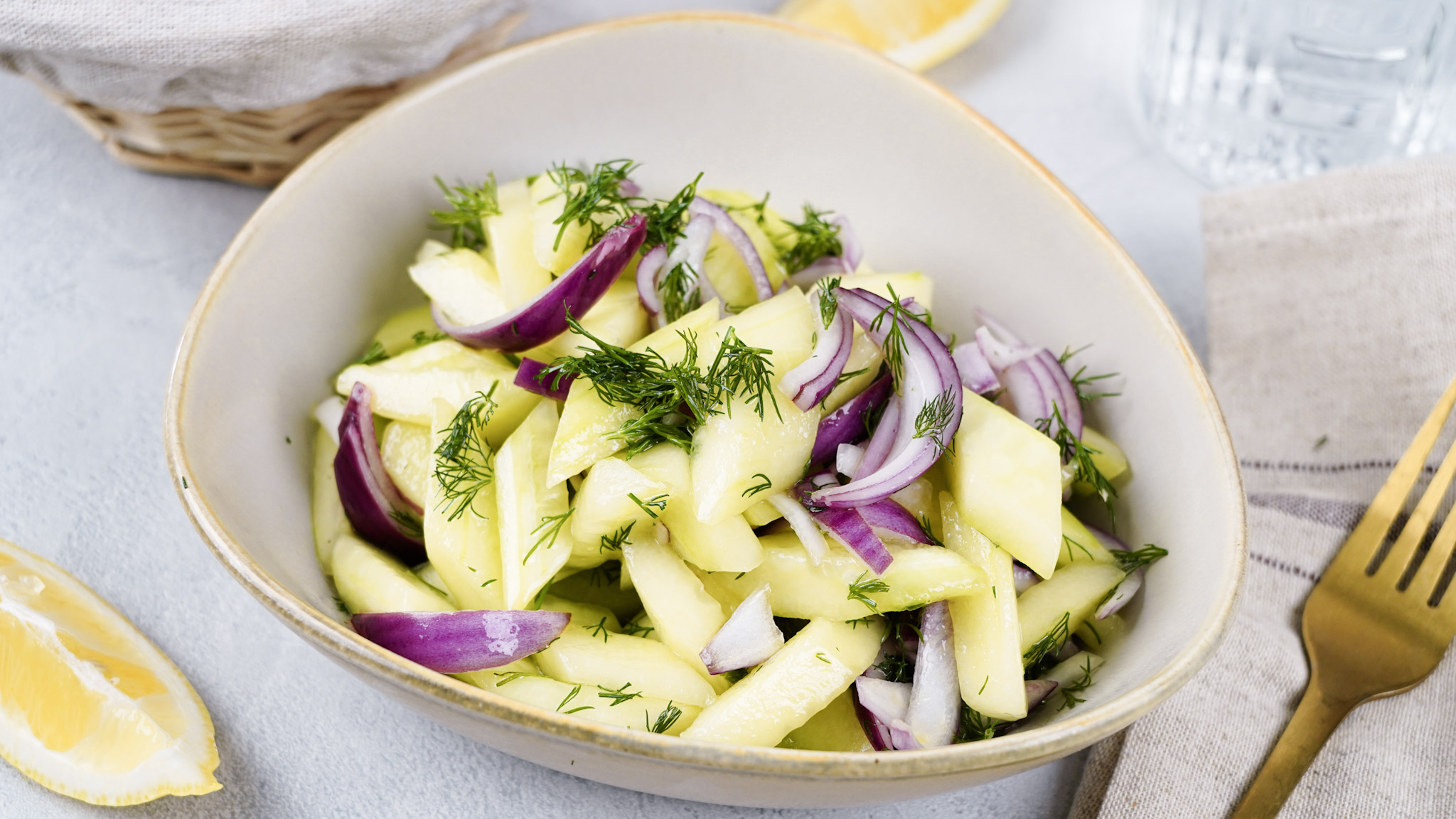 Gurkensalat mit roten Zwiebeln