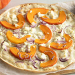Kürbis-Flammkuchen mit Feta