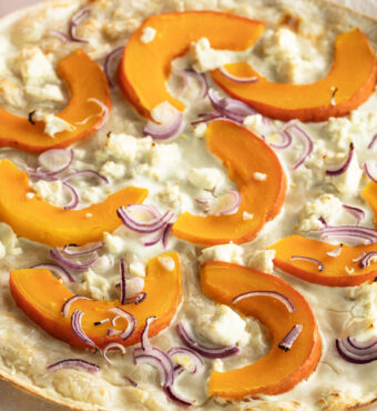 Kürbis-Flammkuchen mit Feta