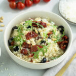 Risotto mit getrockneten Tomaten, Oliven und Rucola