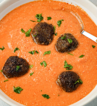 Tomatensuppe mit Hackbällchen