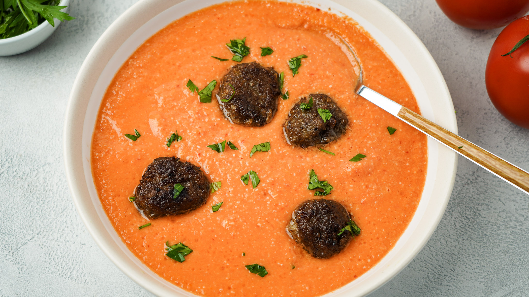 Tomatensuppe mit Hackbällchen