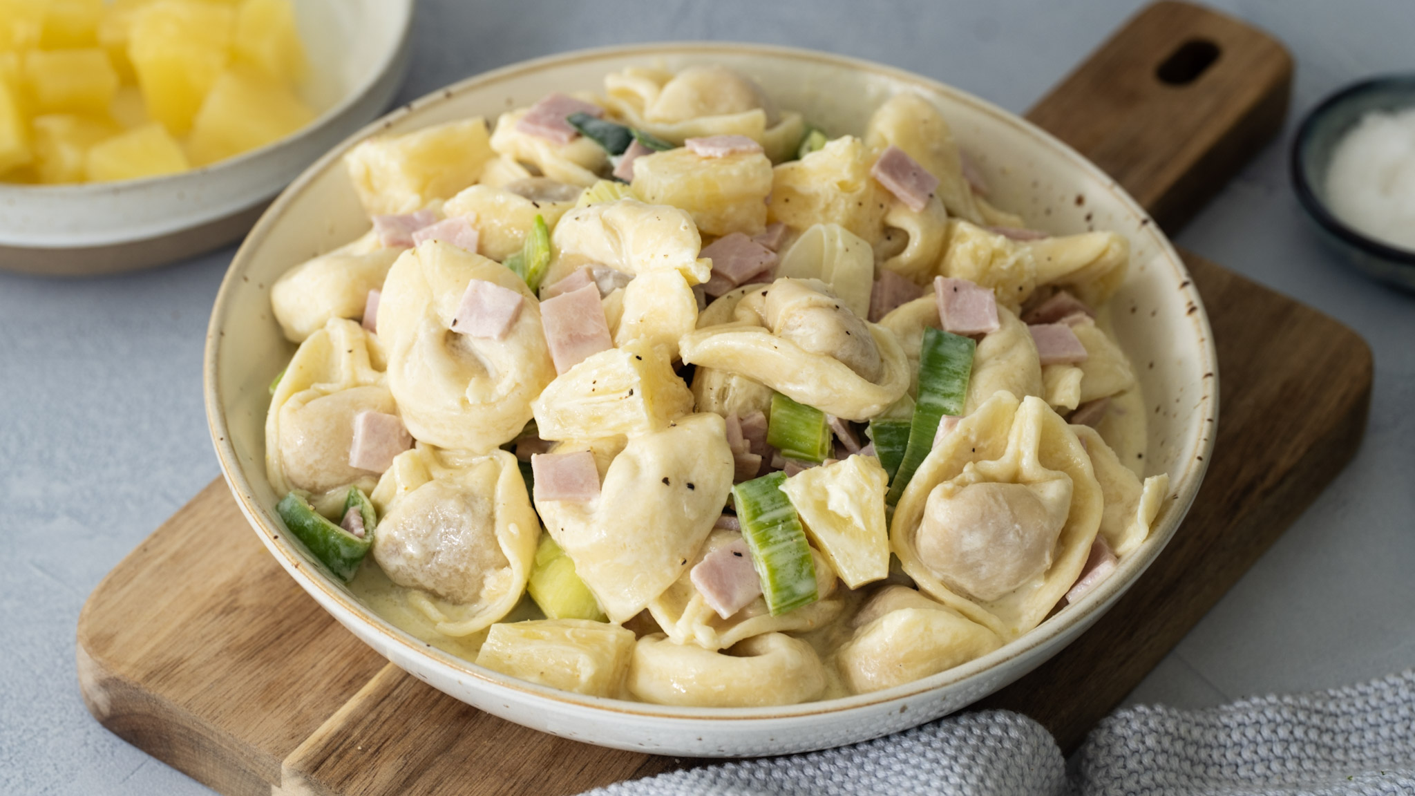 Tortellini-Salat mit Ananas
