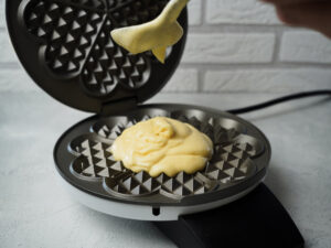 Waffelteig mit Esslöffel portionieren