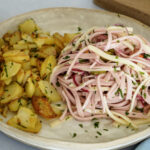Wurstsalat mit Bratkartoffeln