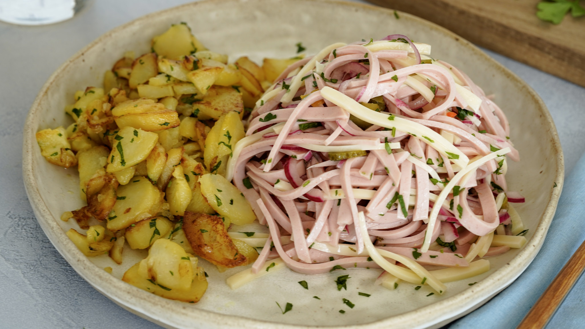Wurstsalat mit Bratkartoffeln